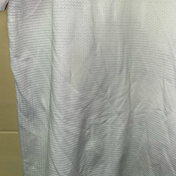 Lululemon shirt size large metal vent - Picture 3 of 7